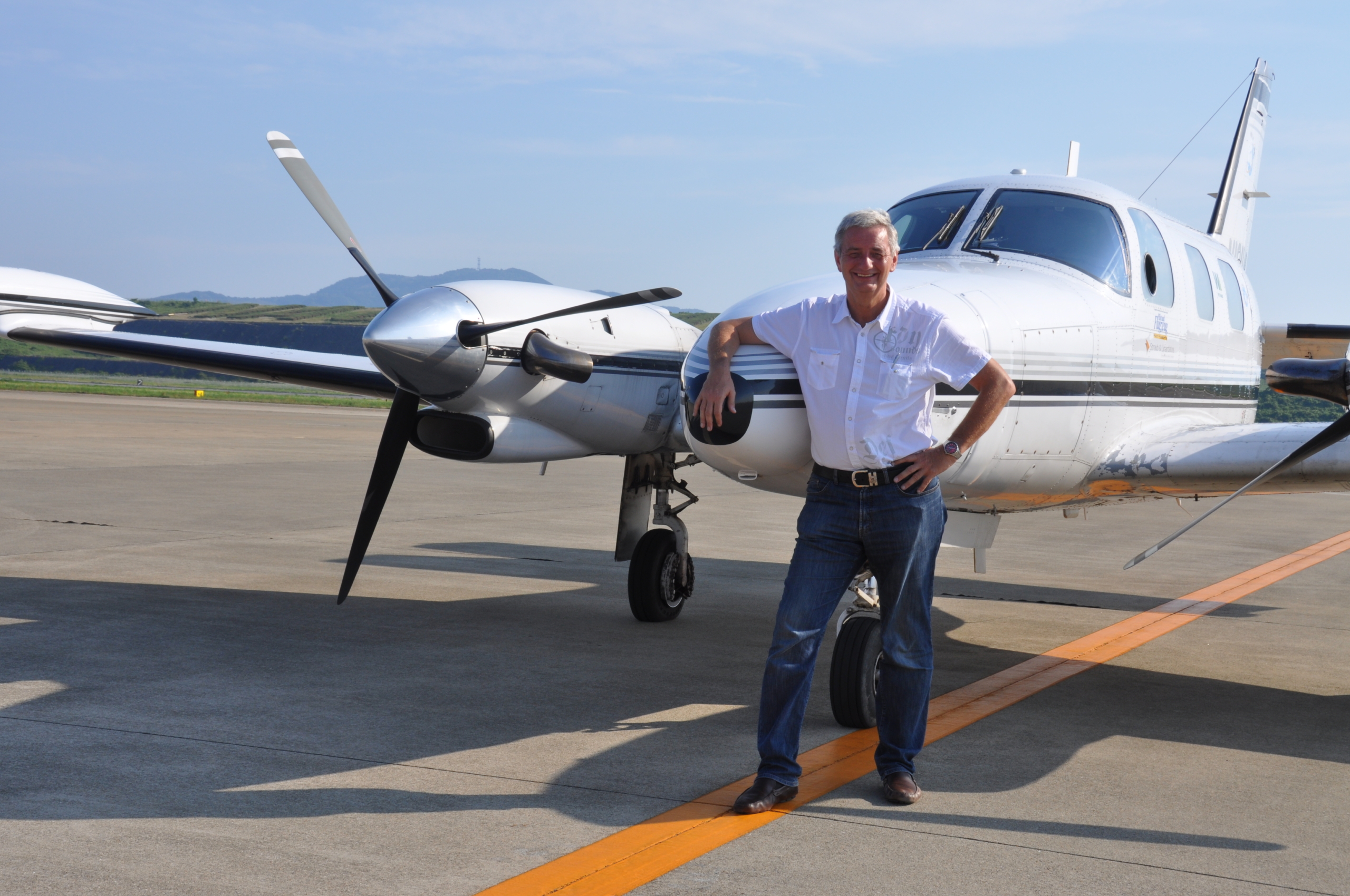 Pilot Reiner Meutsch vor der Piper Cheyenne I